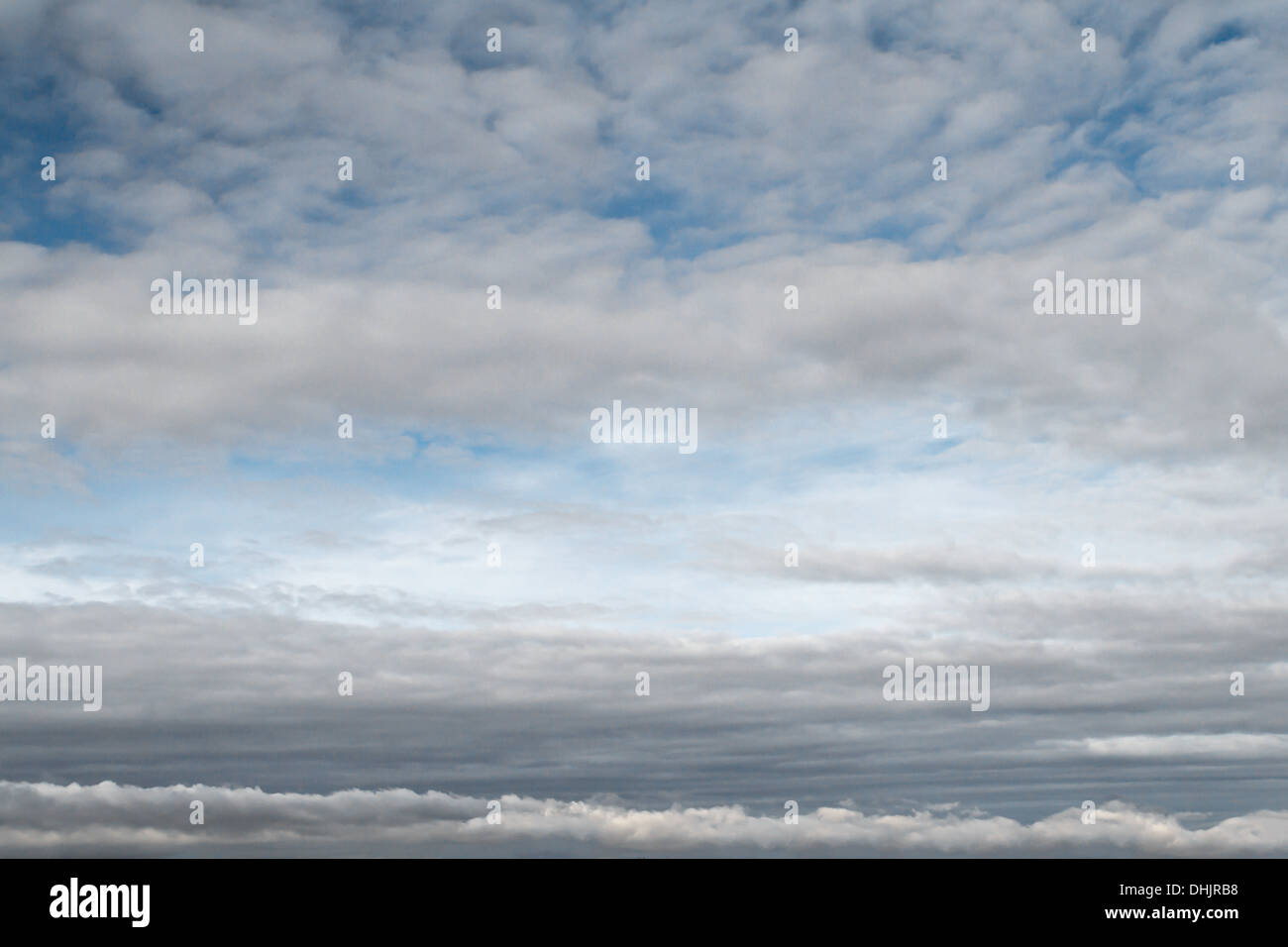 Il cielo blu con nuvole bianche Foto Stock
