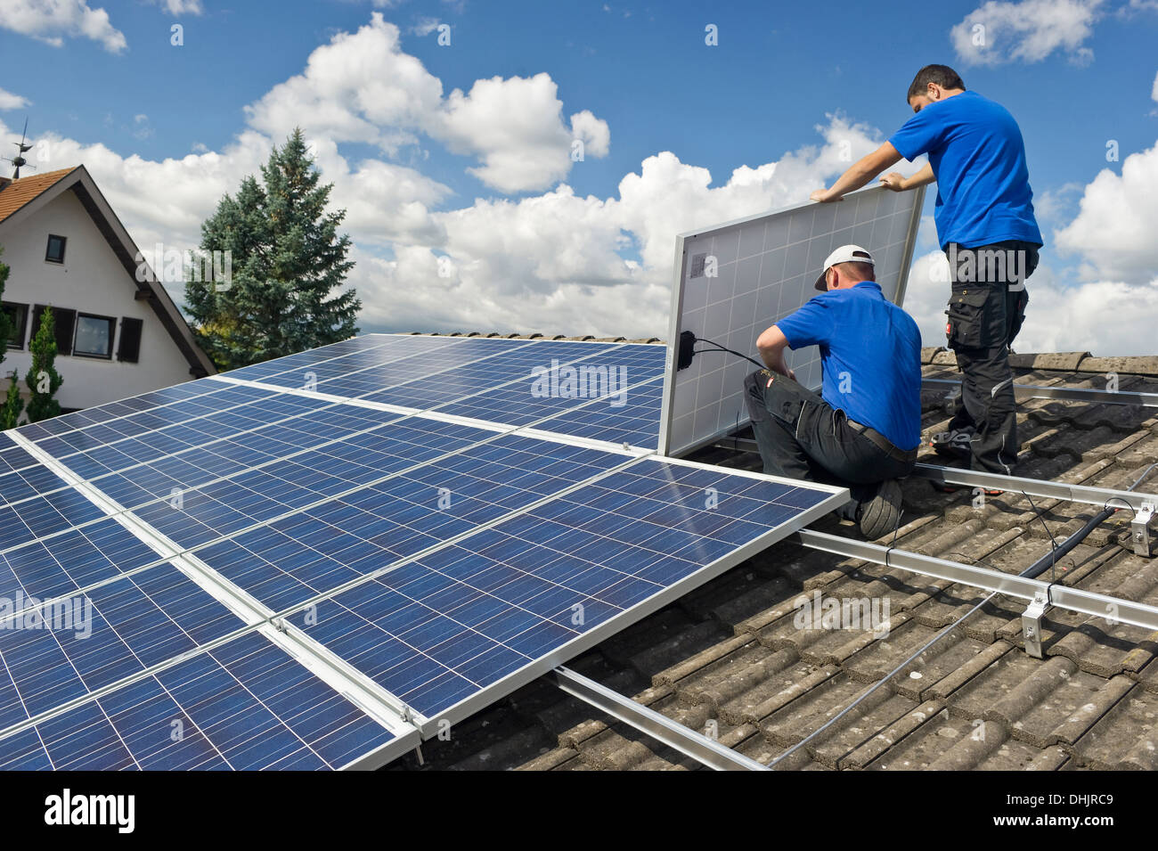Due persone di installazione di un impianto solare, Freiburg im Breisgau, Foresta Nera, Baden-Wuerttemberg, Germania, Europa Foto Stock