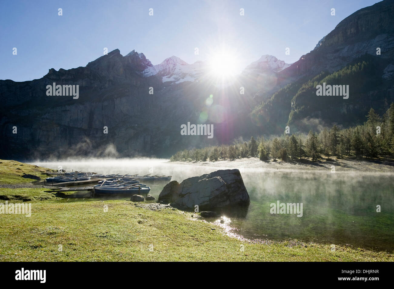 Sunrise e la nebbia di mattina al lago Oeschinensee, Kandersteg, Oberland bernese, il Cantone di Berna, Svizzera, Europa Foto Stock