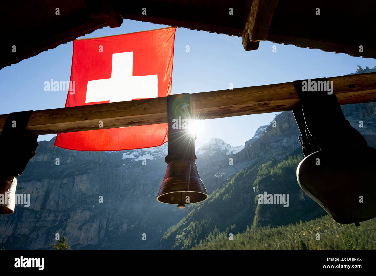 Bandiera svizzera e campane delle mucche al lago Oeschinensee, Kandersteg, Oberland bernese, il Cantone di Berna, Svizzera, Europa Foto Stock