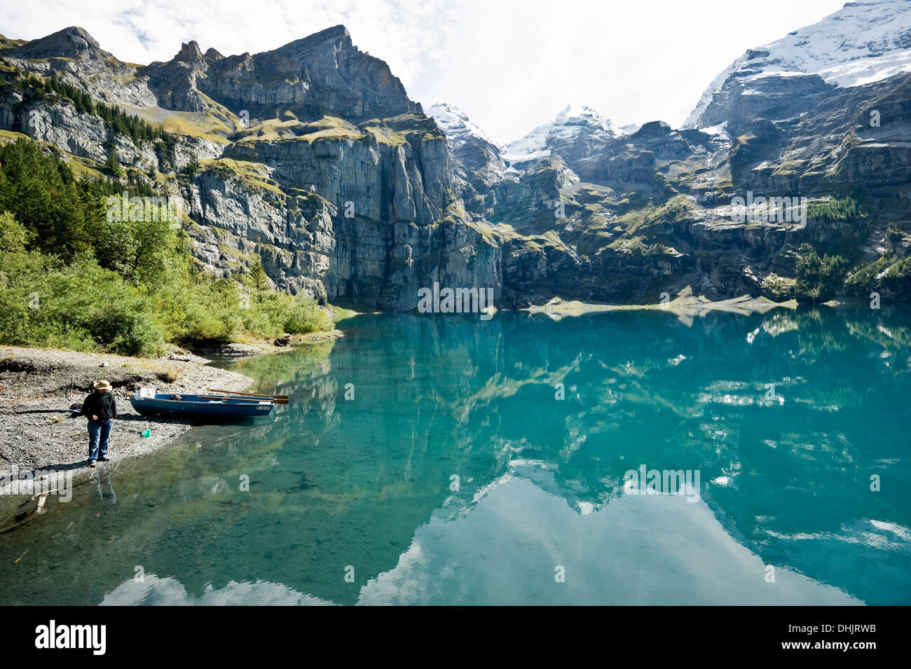 Il pescatore al lago Oeschinensee, Kandersteg, Oberland bernese, il Cantone di Berna, Svizzera, Europa Foto Stock