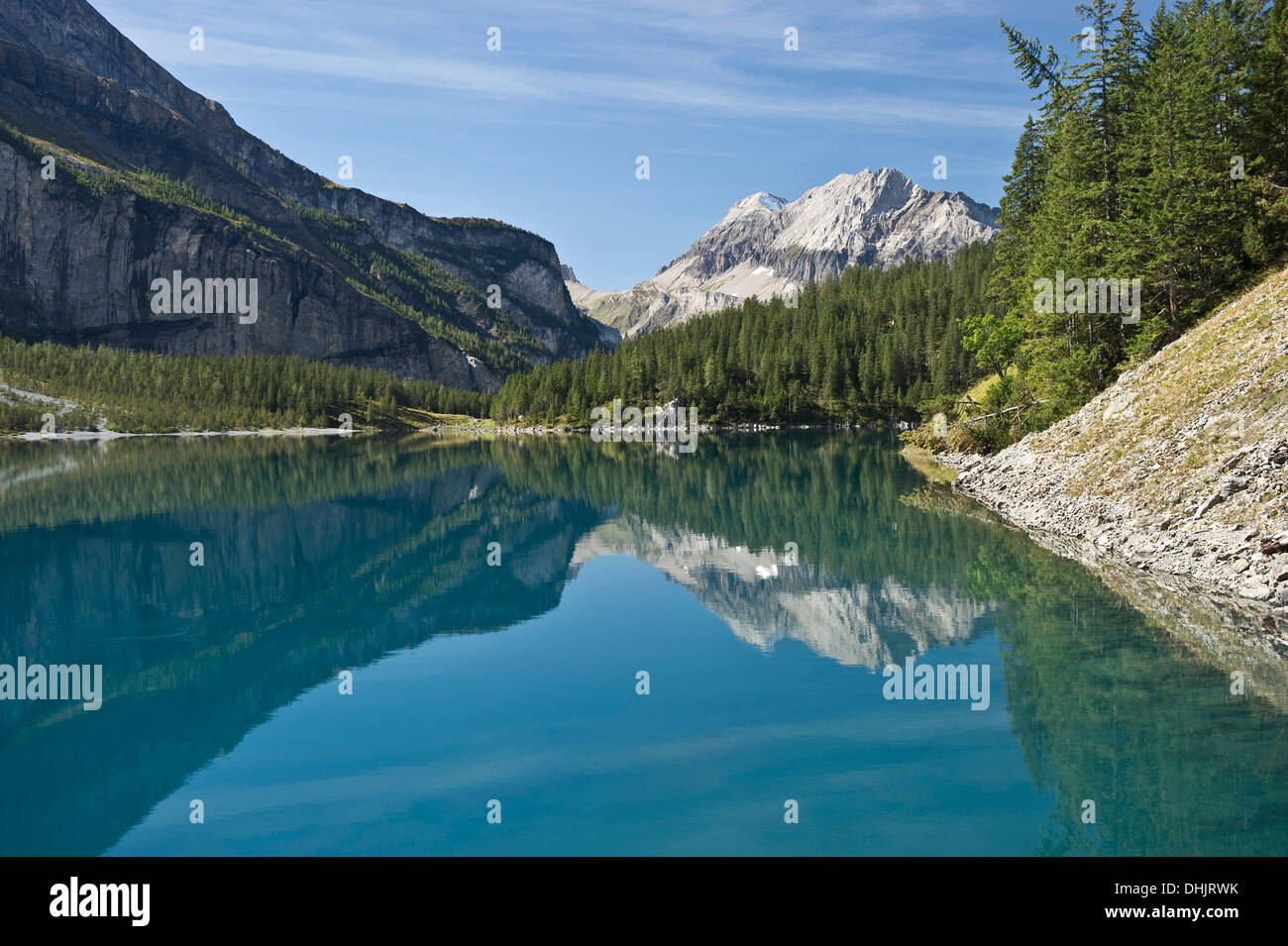 La riflessione di montagne sul lago Oeschinensee, Kandersteg, Oberland bernese, il Cantone di Berna, Svizzera, Europa Foto Stock