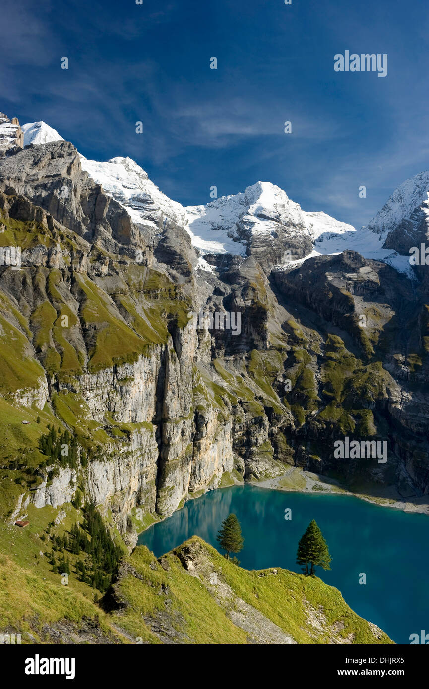 Vista del lago Oeschinensee, Kandersteg, Oberland bernese, il Cantone di Berna, Svizzera, Europa Foto Stock