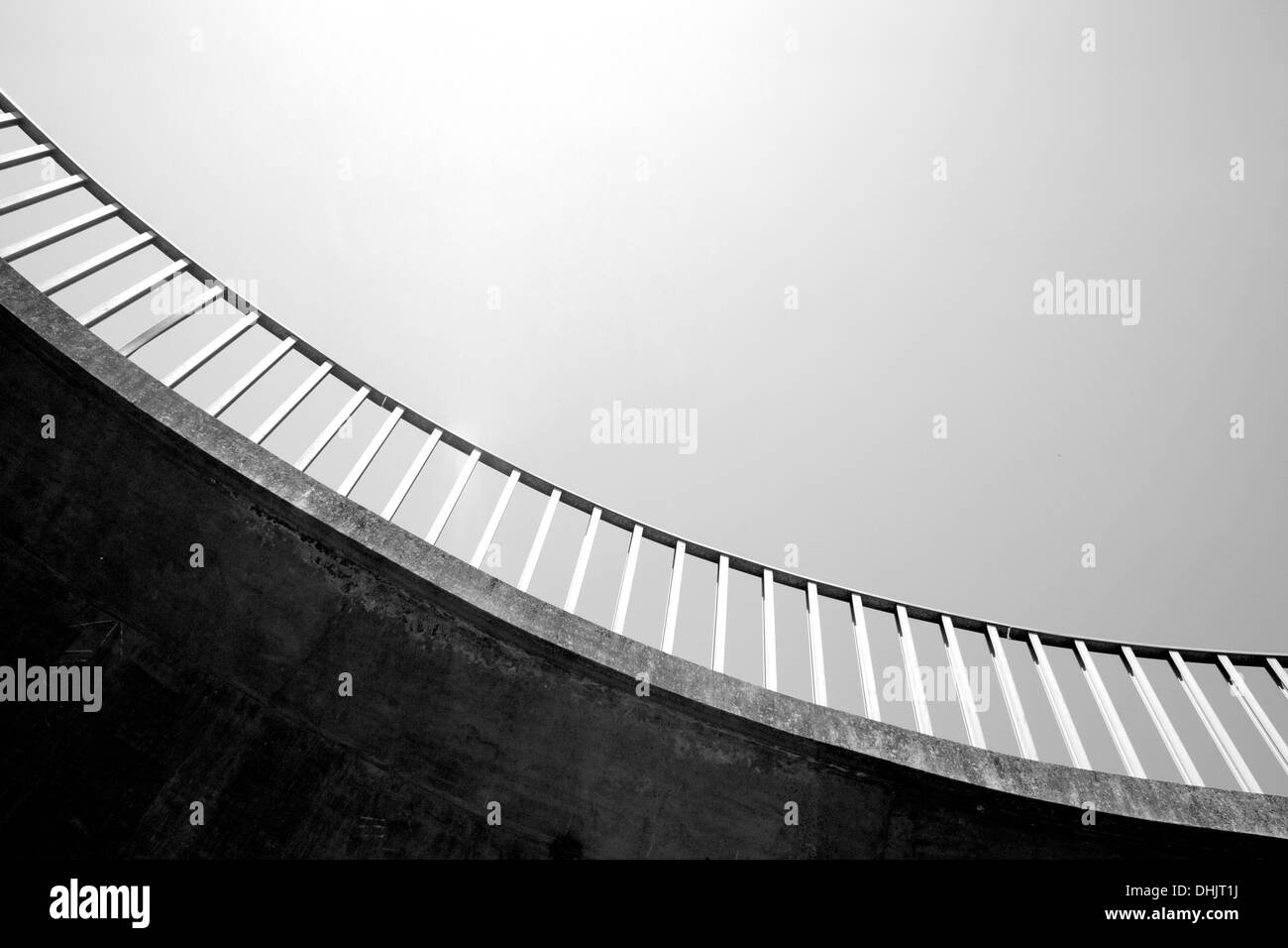Primo piano astratto foto in bianco e nero di forma curva pedonale passerella Foto Stock