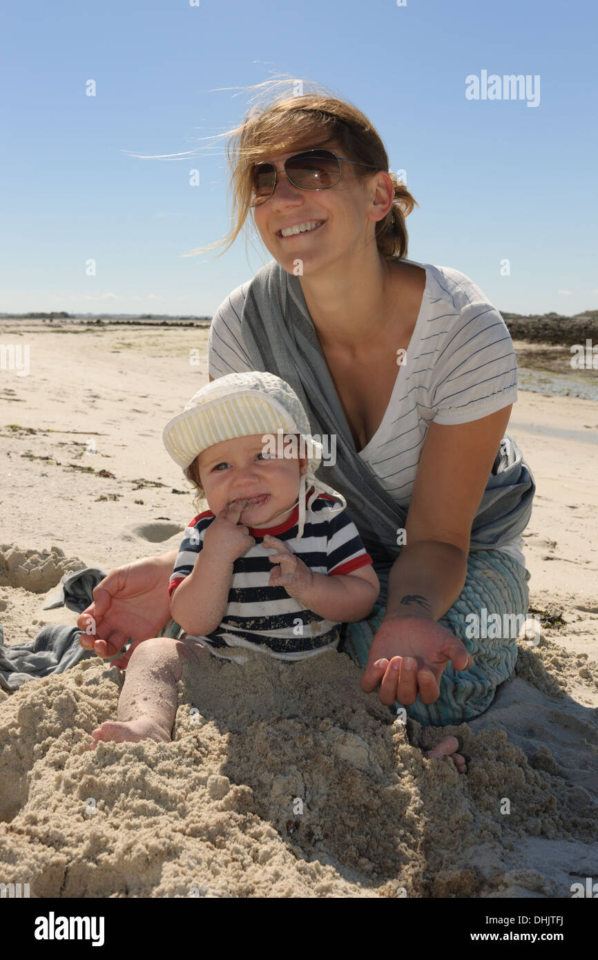 Francia, Bretagne, Landeda, la madre e il bambino sulla spiaggia Foto Stock