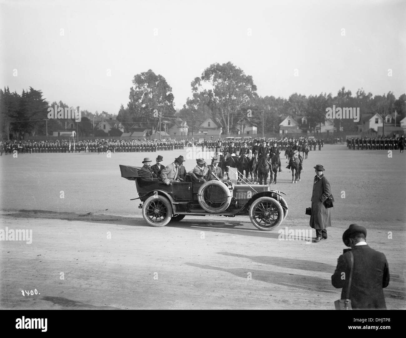 Vista di un automobile con i civili di fronte a truppe in formazione sulla sfilata piazza di Bogor, Indonesia, fotografia non datata (1911/1912). L'immagine è stata scattata dal fotografo tedesco Oswald Lübeck, uno dei primi rappresentanti della fotografia di viaggio e fotografia della nave a bordo di navi passeggeri. Foto: Deutsche Fotothek/Oswald Lübeck Foto Stock