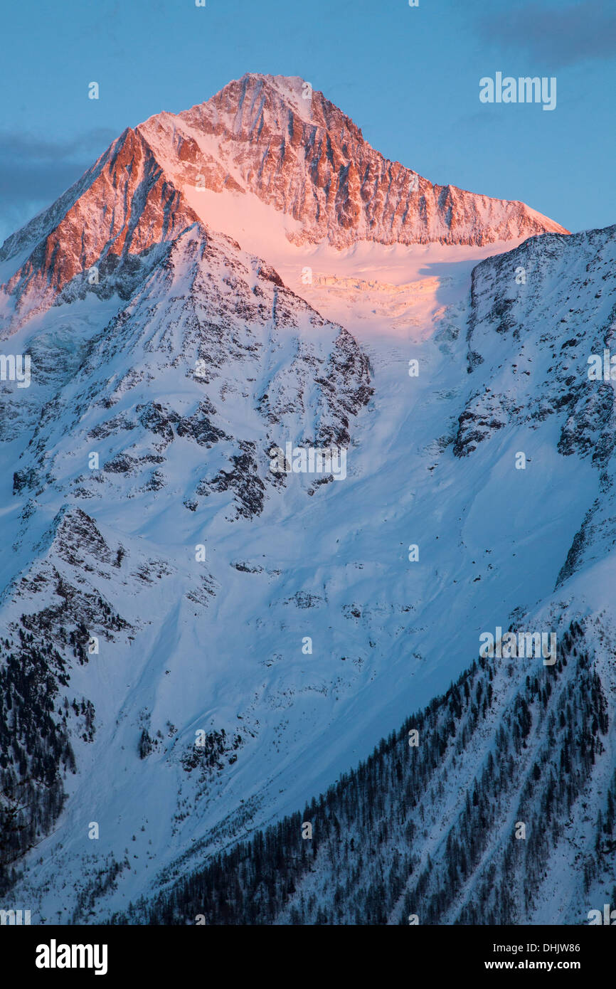 Un elevato picco di montagna, Bietschhorn, nel post-incandescenza, Canton Vallese, Vallese, Svizzera, Europa Foto Stock