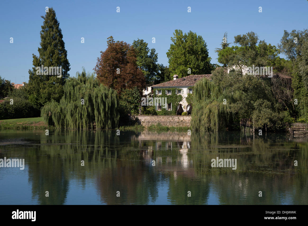 Mansion sulla banca del fiume Fiume Sile, Casier, Veneto, Italia, Europa Foto Stock