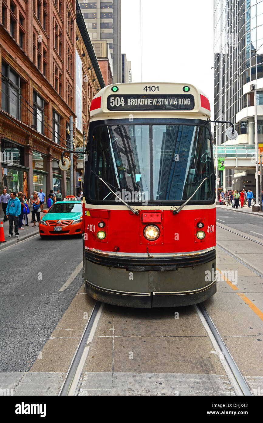 Il tram su Queen Street, Toronto, Canada Foto Stock