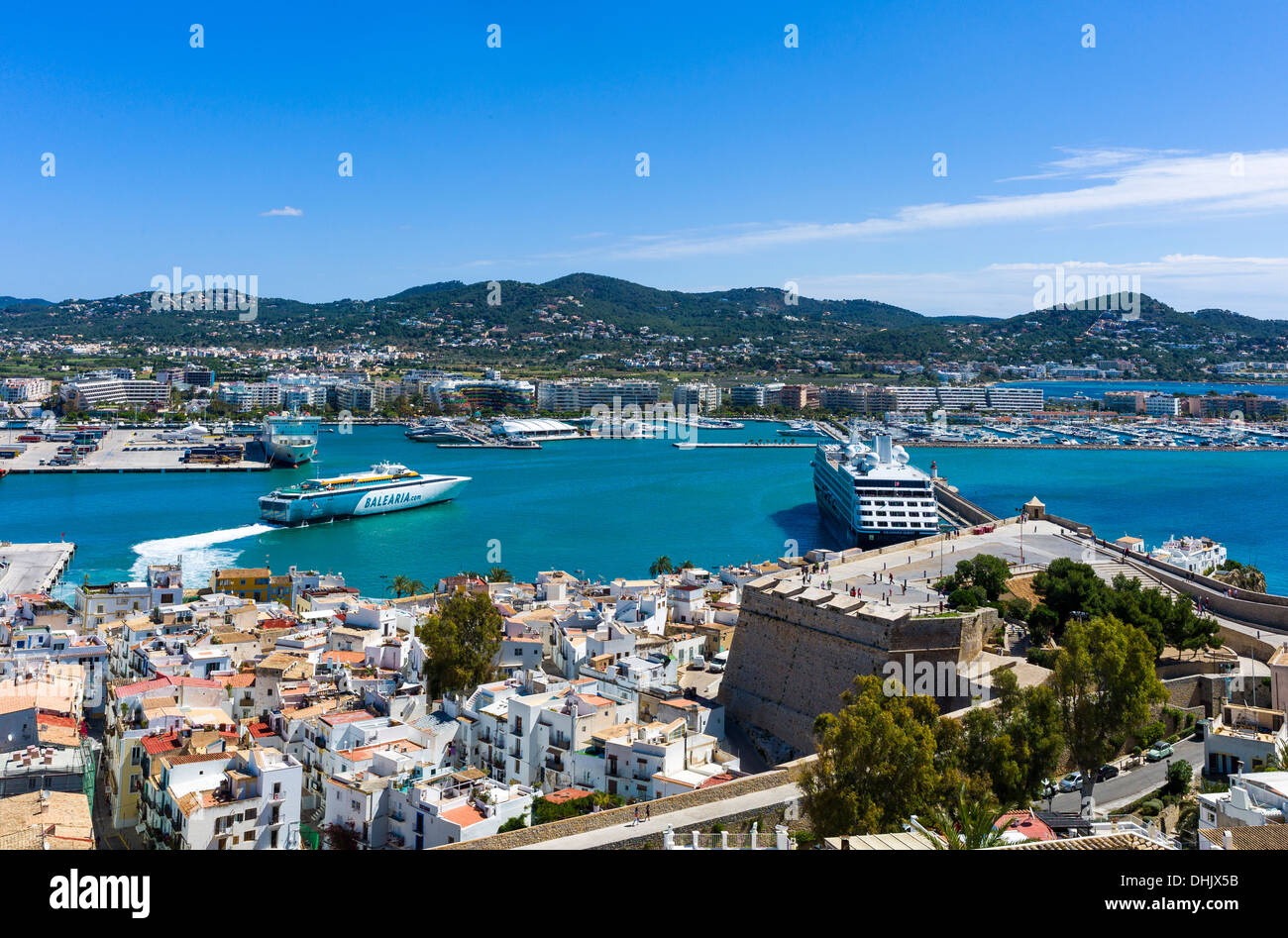 Europa, isole Baleari Spagna Ibiza, Ibiza panorama del porto visto dalla città vecchia Dalt Vila bastioni Foto Stock
