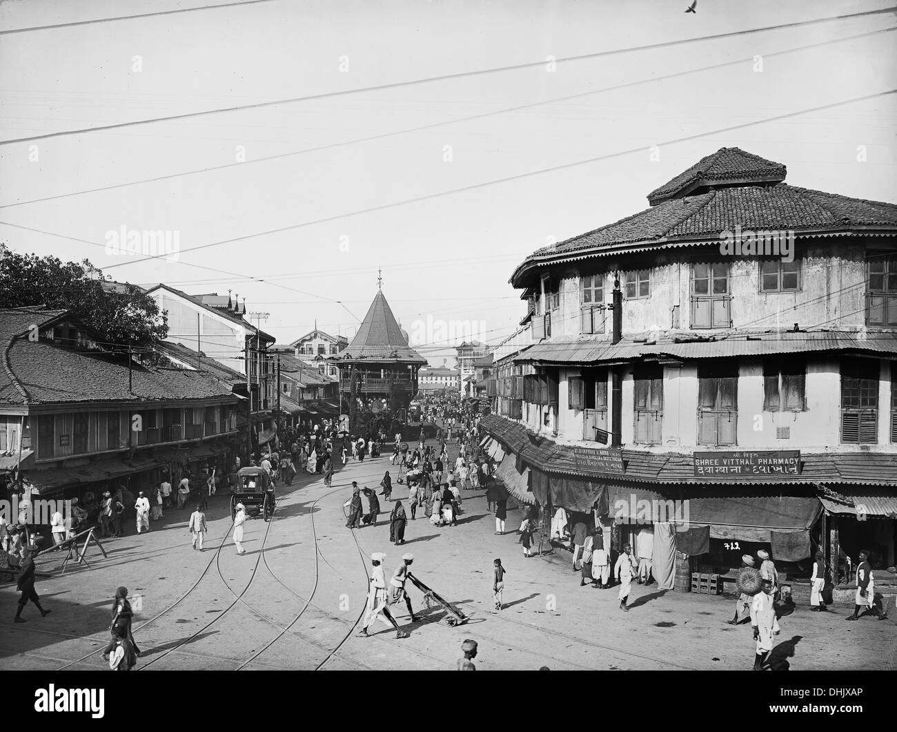 Vista della strada dello shopping con passanti in Mumbai, India, fotografia non datata (1911/1913). L'immagine è stata scattata dal fotografo tedesco Oswald Lübeck, uno dei primi rappresentanti della fotografia di viaggio e fotografia della nave a bordo di navi passeggeri. Foto: Deutsche Fotothek/Oswald Lübeck Foto Stock