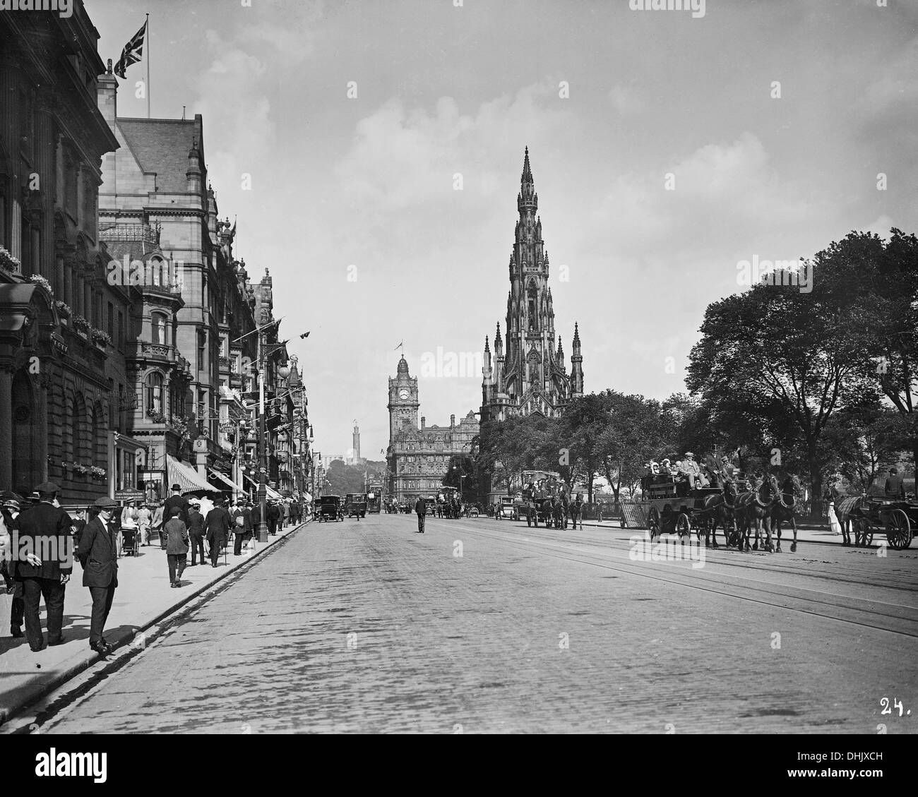 Vista di Princes Street con il Monumento a Walter Scott a Edimburgo, Scozia, fotografia non datata (1912). L'immagine è stata scattata dal fotografo tedesco Oswald Lübeck, uno dei primi rappresentanti della fotografia di viaggio e fotografia della nave a bordo di navi passeggeri. Foto: Deutsche Fotothek/Oswald Lübeck Foto Stock