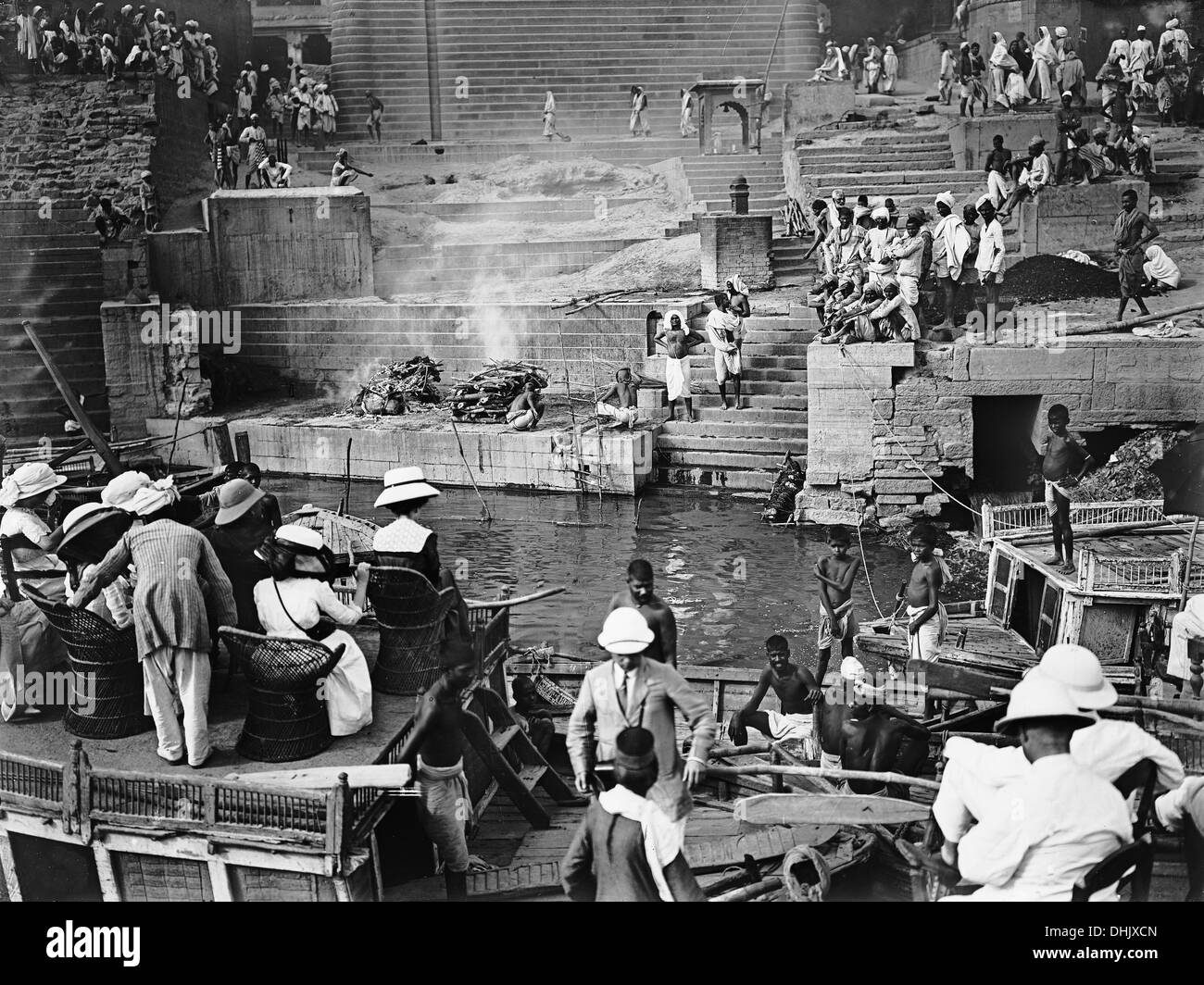 I turisti in tessuto sedie assistere ad un pubblico di masterizzazione indù dal ponte di una nave in un Ghat sul Fiume Gange a Varanasi (Benares), India, fotografia non datata (1911/1913). L'immagine è stata scattata dal fotografo tedesco Oswald Lübeck, uno dei primi rappresentanti della fotografia di viaggio e fotografia della nave a bordo di navi passeggeri. Foto: Deutsche Fotothek/Oswald Lübeck Foto Stock