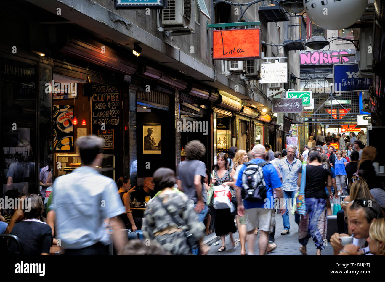 Gli acquirenti di occupato la folla la famosa laneways di Melbourne, Australia; laneways di Melbourne; vicolo; people shopping; folla; affollata; luogo centrale; Foto Stock