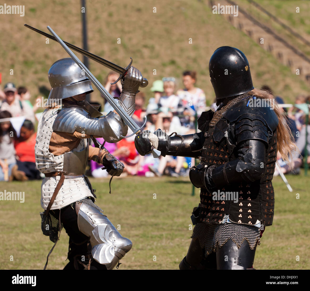 Cavalieri medievali torneo tenutasi presso il castello di Dover su lunedì festivo. Foto Stock