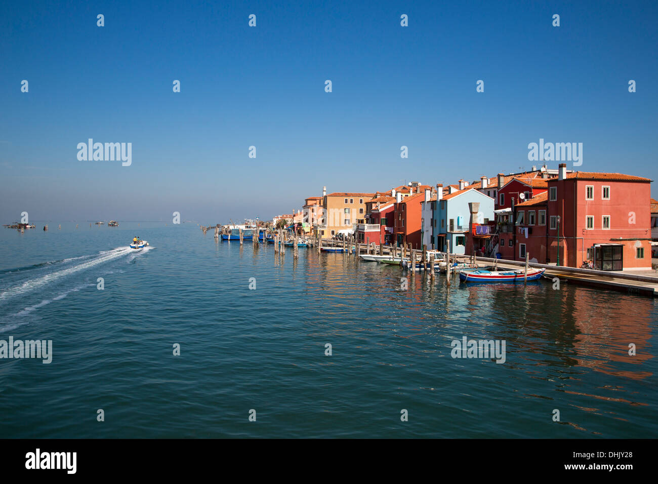 Case colorate lungo il canale di Pellestrina, Pellestrina, Veneto, Italia, Europa Foto Stock