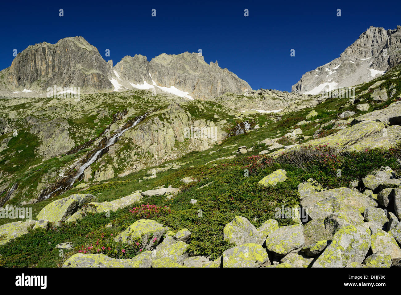 Alta montagna paesaggio con massi e flusso, Alpe di rotondo, gamma del San Gottardo, Ticino, Svizzera Foto Stock