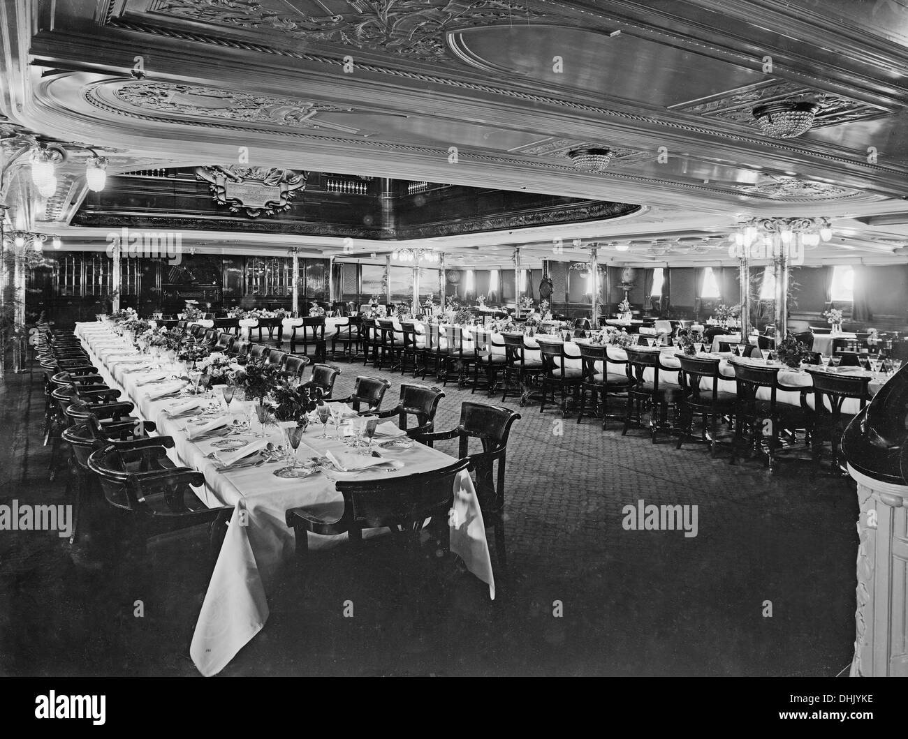 La ocean liner "Imperator" di Hapag Hamburg (Hamburg America Line). Vista della sala da pranzo per i passeggeri della prima classe, AG Vulcan, cantiere 1912, fotografia scattata in 1913/1914. L'immagine è stata scattata dal fotografo tedesco Oswald Lübeck, uno dei primi rappresentanti della fotografia di viaggio e fotografia della nave a bordo di navi passeggeri. Foto: Deutsche Fotothek/Oswald Lübeck Foto Stock