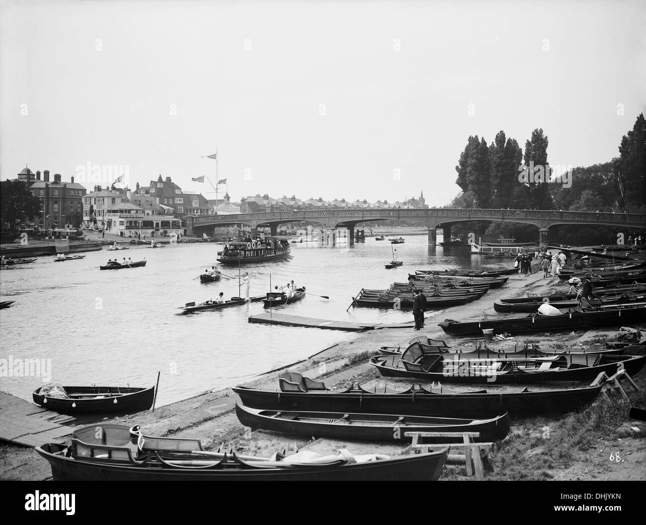 Vista del fiume Tamigi con barca a remi station sul lato destro e sullo sfondo il ferro di Hampton Court e Ponte e residenziale quartiere di hotel Hampton Court a Londra, Inghilterra, fotografia non datata (1912). L'immagine è stata scattata dal fotografo tedesco Oswald Lübeck, uno dei primi rappresentanti della fotografia di viaggio e fotografia della nave a bordo di navi passeggeri. Foto: Deutsche Fotothek/Oswald Lübeck Foto Stock
