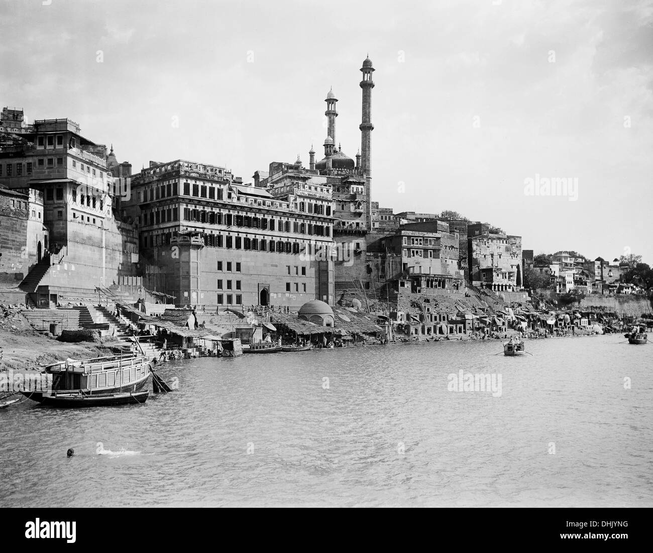 I credenti sono illustrati in corrispondenza della zona di balneazione sulle rive del Gange a riva di fronte Bajiraoghat e Moschea Gyanvapi con i suoi alti minareti in Varansi (Benares), India, fotografia non datata (1911/1913). L'immagine è stata scattata dal fotografo tedesco Oswald Lübeck, uno dei primi rappresentanti della fotografia di viaggio e fotografia della nave a bordo di navi passeggeri. Foto: Deutsche Fotothek/Oswald Lübeck Foto Stock