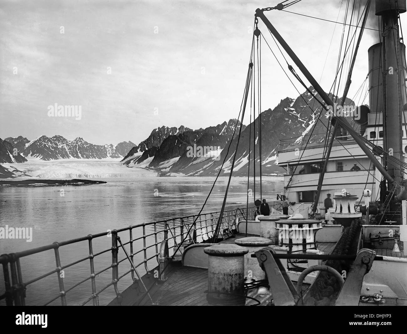 Vista dei ghiacciai dal castello di prua dell'ocean liner 'Victoria Luise' all'Crossbay, Spitsbergen, Norvegia, fotografia non datate dal 1912. L'immagine è stata scattata dal fotografo tedesco Oswald Lübeck, uno dei primi rappresentanti della fotografia di viaggio e fotografia della nave a bordo di navi passeggeri. Foto: Deutsche Fotothek/Oswald Lübeck Foto Stock