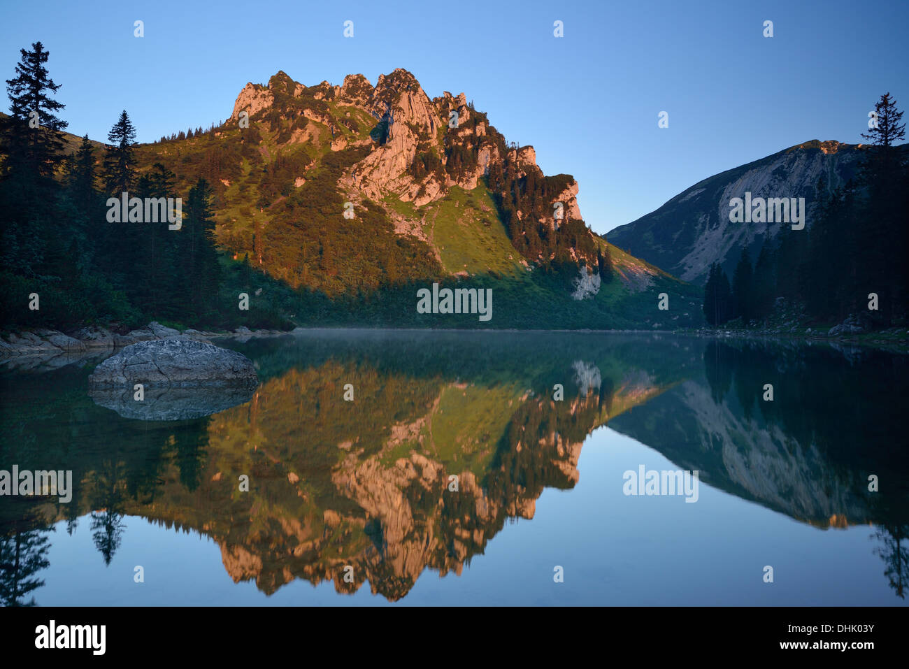 Ruchenkoepfe riflettendo in un lago di montagna, area di Spitzing, Alpi Bavaresi, Alta Baviera, Baviera, Germania Foto Stock