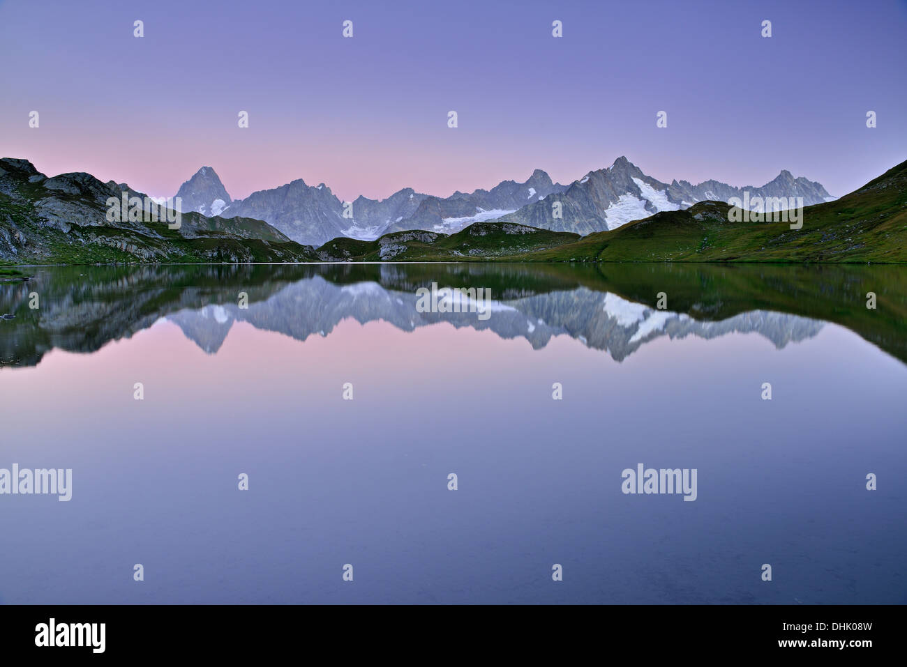 Mont Blanc gamma con Grandes Jorasses e Mont Dolent riflettendo in un lago di montagna, Pennine, Valle d'Aosta, Italia Foto Stock