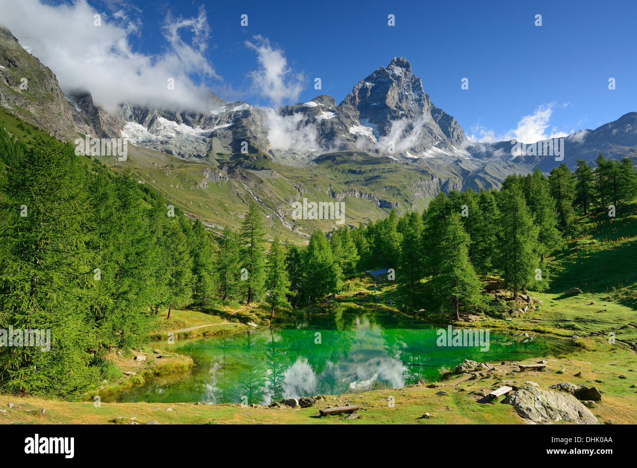 Matterhorn riflettendo in un lago di montagna, Cervinia, Breuil, Pennine, Valle d'Aosta, Italia Foto Stock
