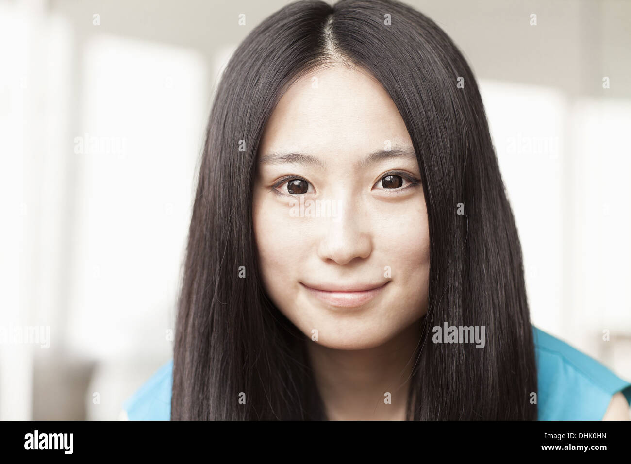 Ritratto di imprenditrice sorridente con i capelli dritti, testa e spalle Foto Stock