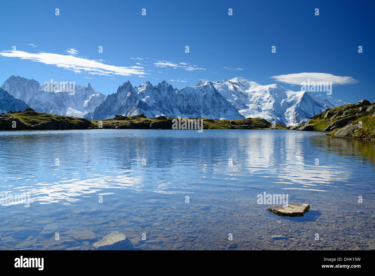 Mont Blanc gamma riflettendo in un lago di montagna, Mont Blanc range, Chamonix, Savoia, Francia Foto Stock