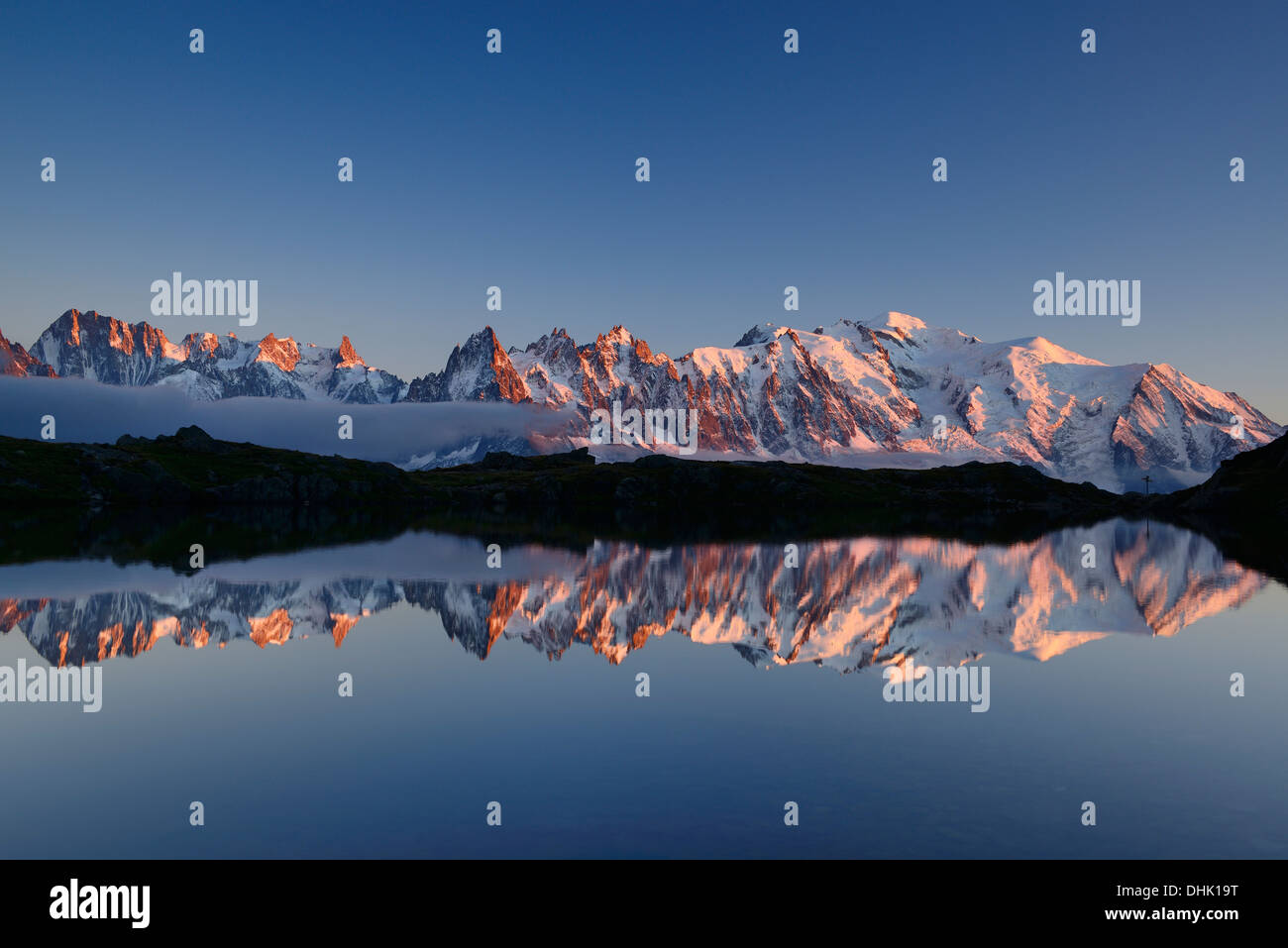 Mont Blanc gamma riflettendo in un lago di montagna, Mont blanc range, Chamonix, Savoia, Francia Foto Stock