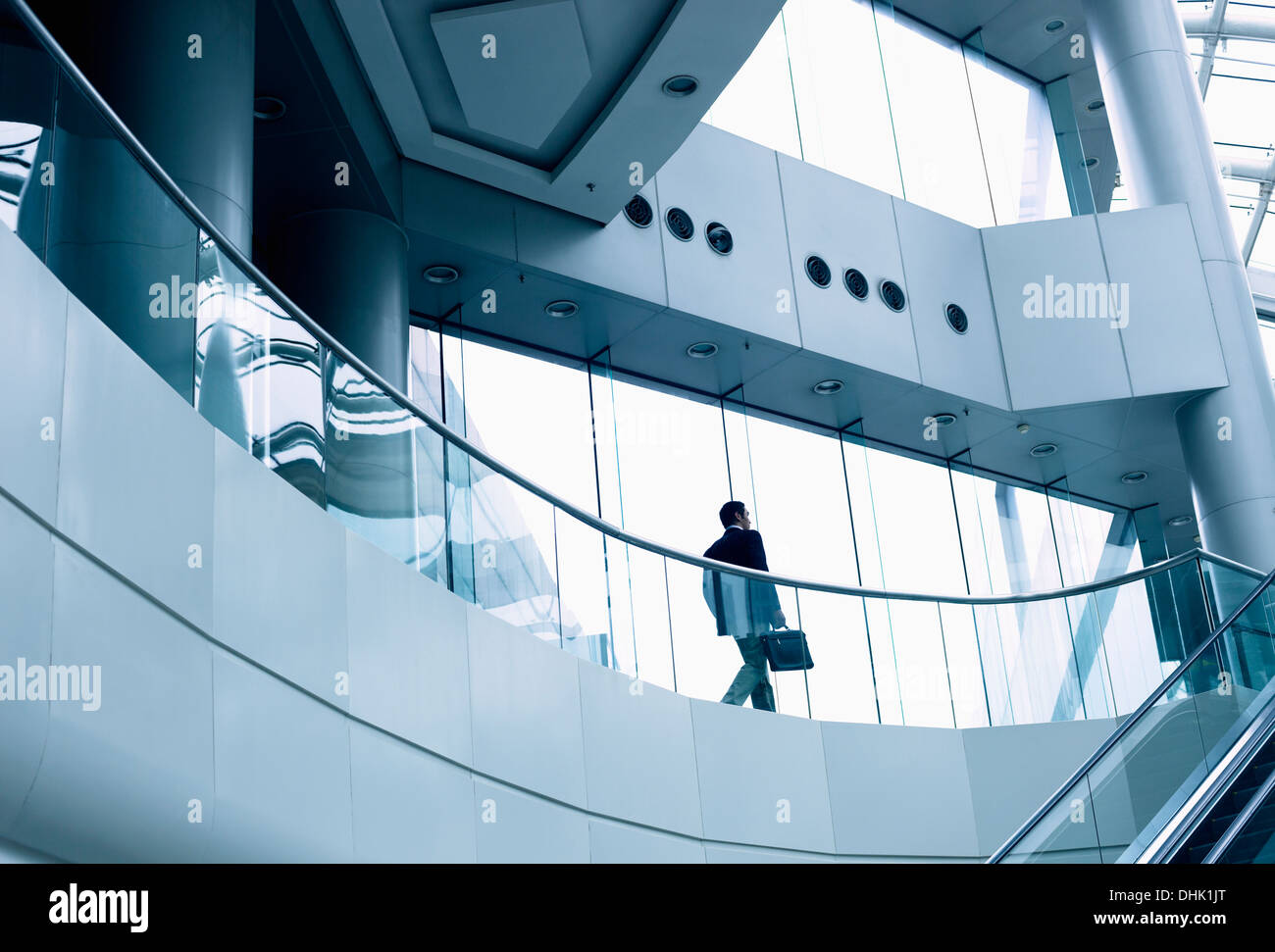 Imprenditore distanti a piedi in un moderno edificio per uffici Foto Stock
