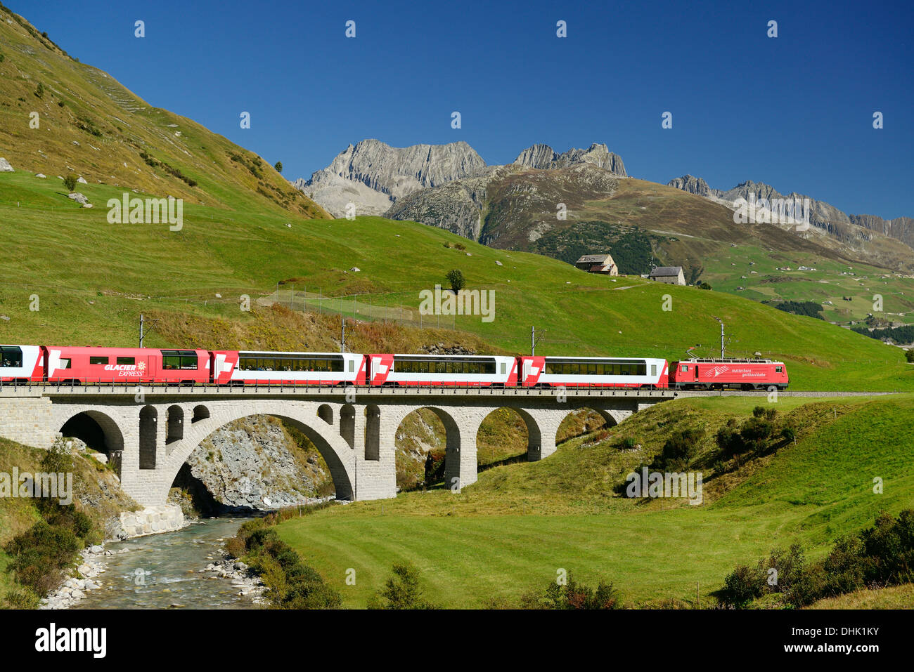 Il Glacier Express, ferrovia Matterhorn Gottardo, pass Furkapass, Andermatt, Uri, Sito Patrimonio Mondiale dell'UNESCO Ferrovia Retica, Rhaet Foto Stock