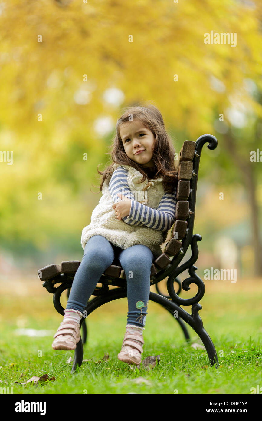 Bambina al banco di lavoro Foto Stock