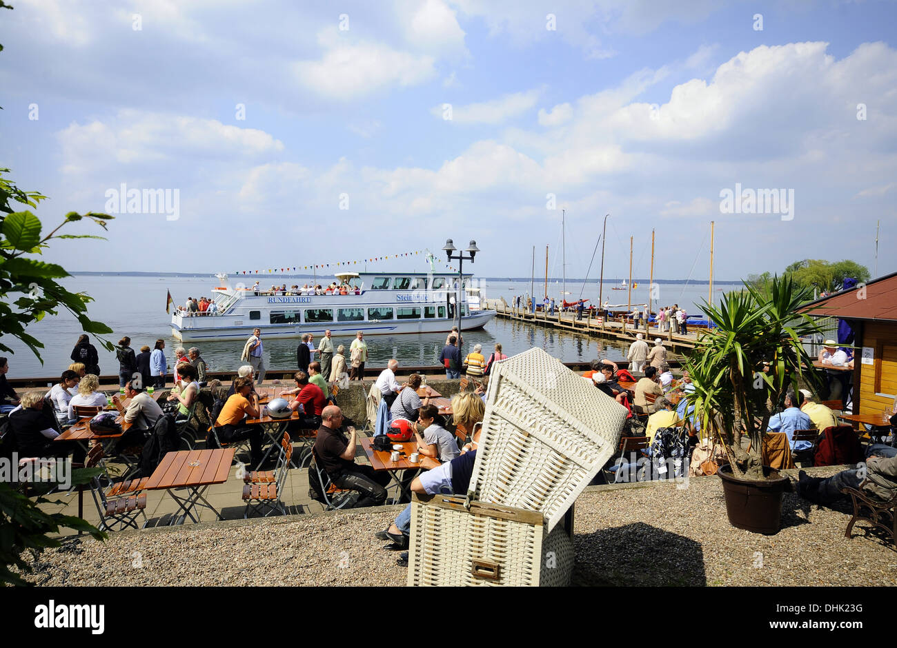 Persone presso il lungomare a Steinhude, Steinhuder Meer, Bassa Sassonia, Germania, Europa Foto Stock