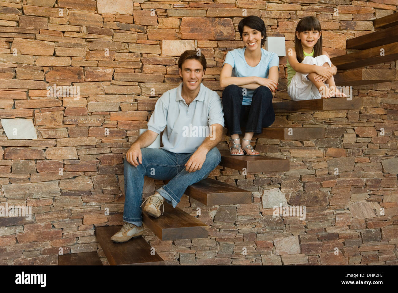 Famiglia seduti sui gradini Foto Stock