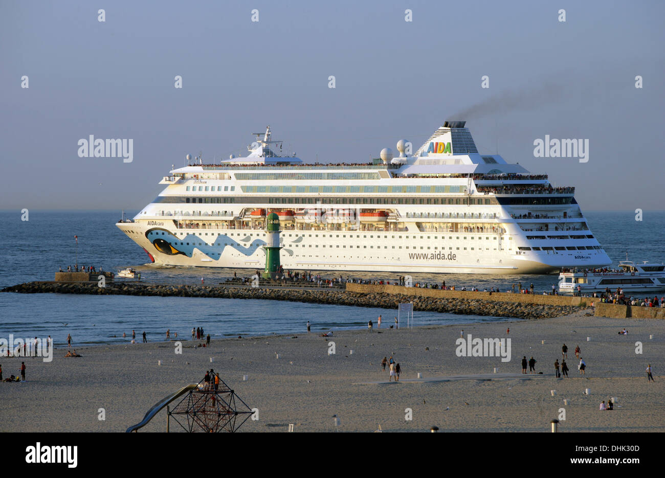 La nave di crociera che lascia il porto di Warnemuende, Rostock, costa baltica, Meclemburgo-Pomerania, Germania, Europa Foto Stock
