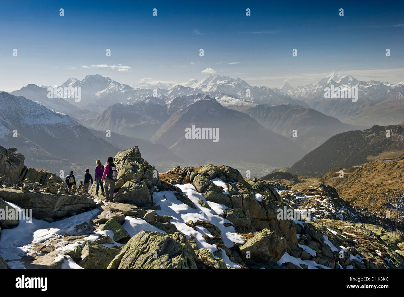 Escursioni in famiglia Bettmergrat, Bettmeralp, sullo sfondo delle Alpi Pennine e la Valle del Rodano, Canton Vallese, Svizzera, Europa Foto Stock