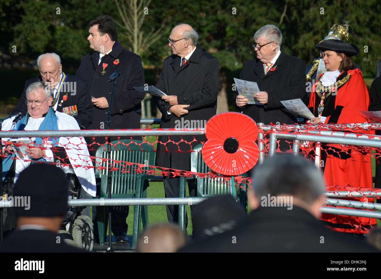 Ricordo Domenica, Novembre 11th, Twickenham il cenotafio,il sindaco il M.P.e dignitari celebrare prima che il simbolo di un papavero. Foto Stock