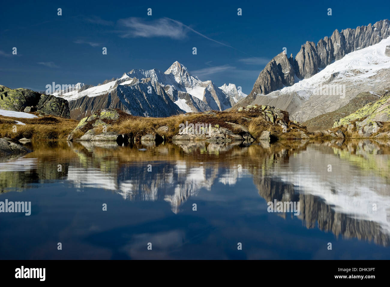La riflessione sul lago Bettmersee, Bettmeralp, in background Oberland Bernese, Canton Vallese, Svizzera, Europa Foto Stock