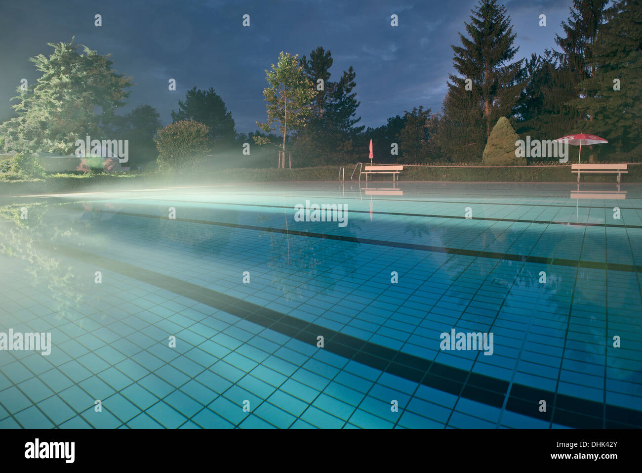 Nebbia a superficie di acqua all'aperto Piscina Spiesel, Aalen, Ostalbkreis, Svevo, Baden-Wuerttemberg, Germania Foto Stock