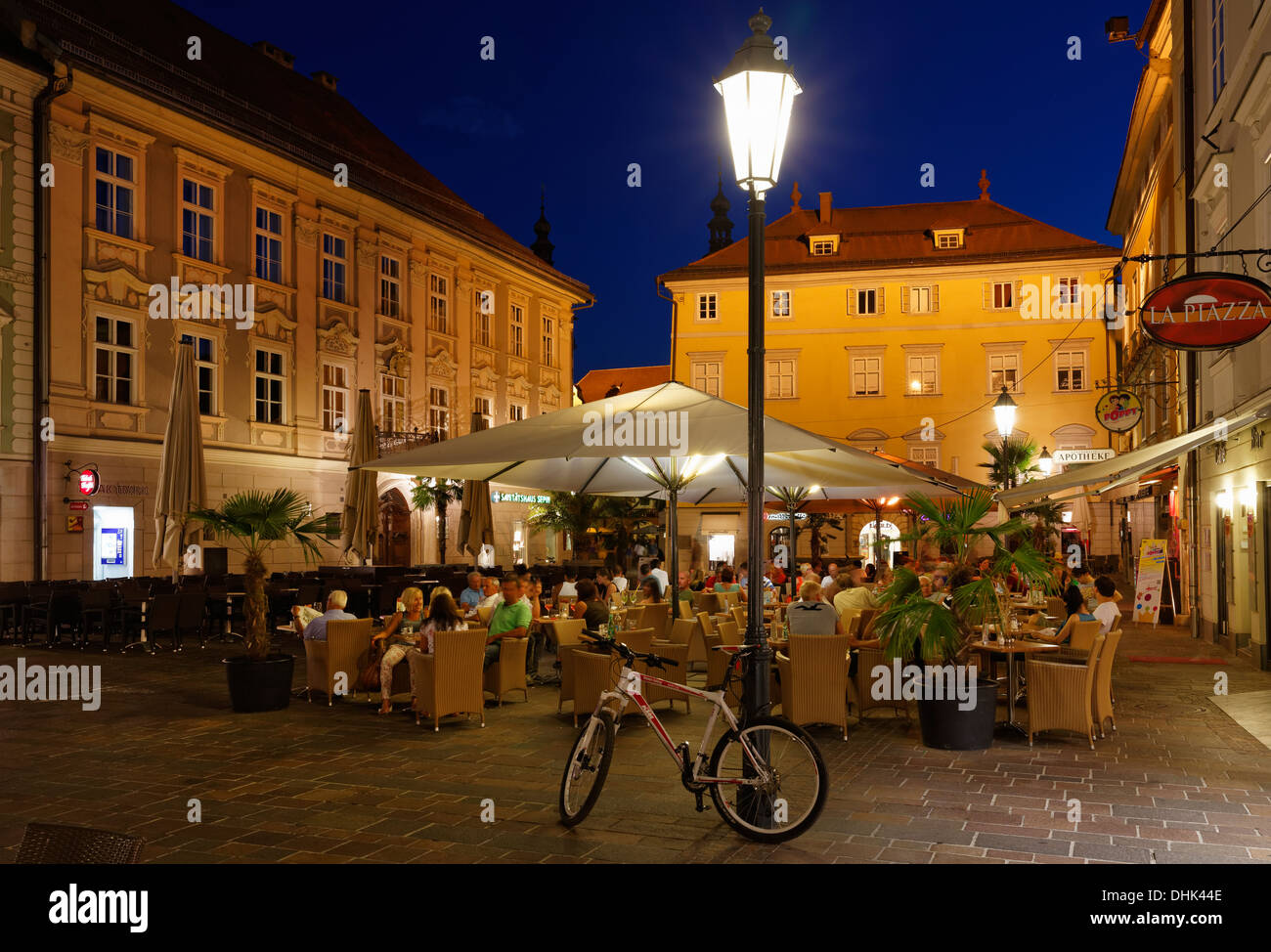 Austria, Carinzia, Klagenfurt, Alter Platz, la storica città di notte Foto Stock