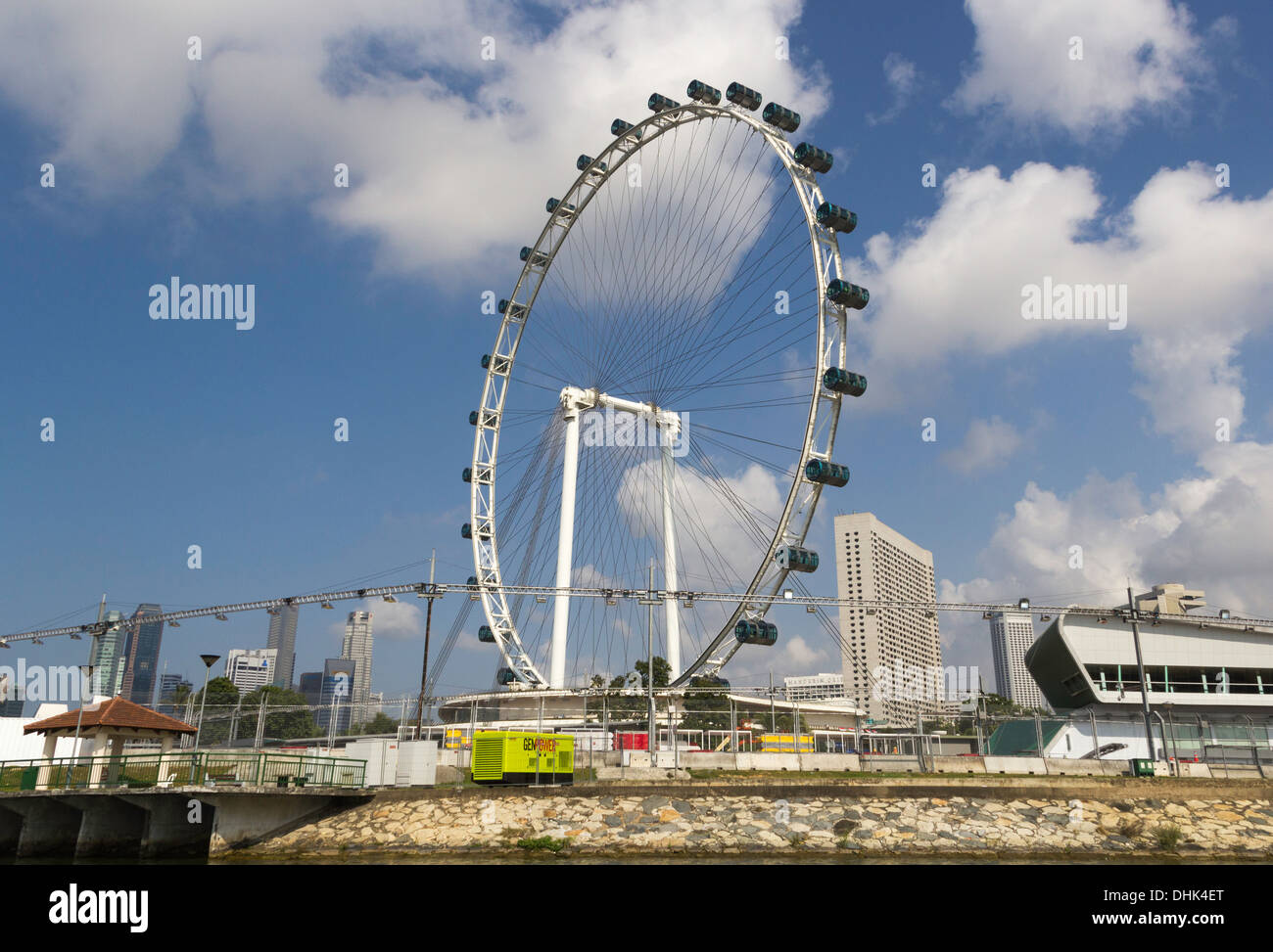 Il cerchio completo del Singapore Flyer lungo con la preparazione della gara di Formula Uno a Singapore, nella zona della Marina. Foto Stock