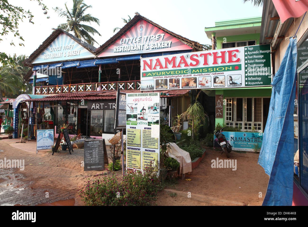 I ristoranti e i negozi di Varkala Beach, Kerala, India, Asia Foto Stock