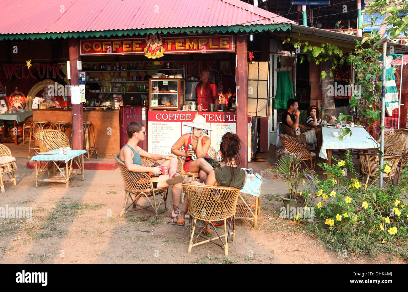 La gente seduta al di fuori di un coffee shop in Varkala,l'India. Foto Stock