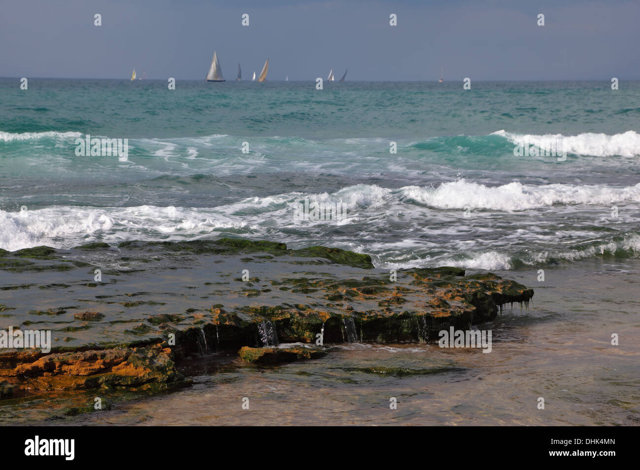 Un bianche vele di imbarcazioni all'orizzonte Foto Stock