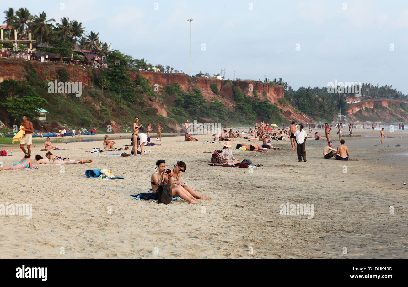 I turisti sulla spiaggia di Varkala,l'India. Foto Stock