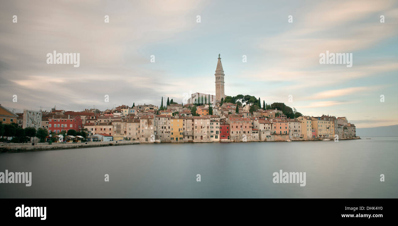 Vista sul centro storico di Rovigno con Sveta Eufemija chiesa, Istria, Croazia, Adria, Esposizione lunga Foto Stock