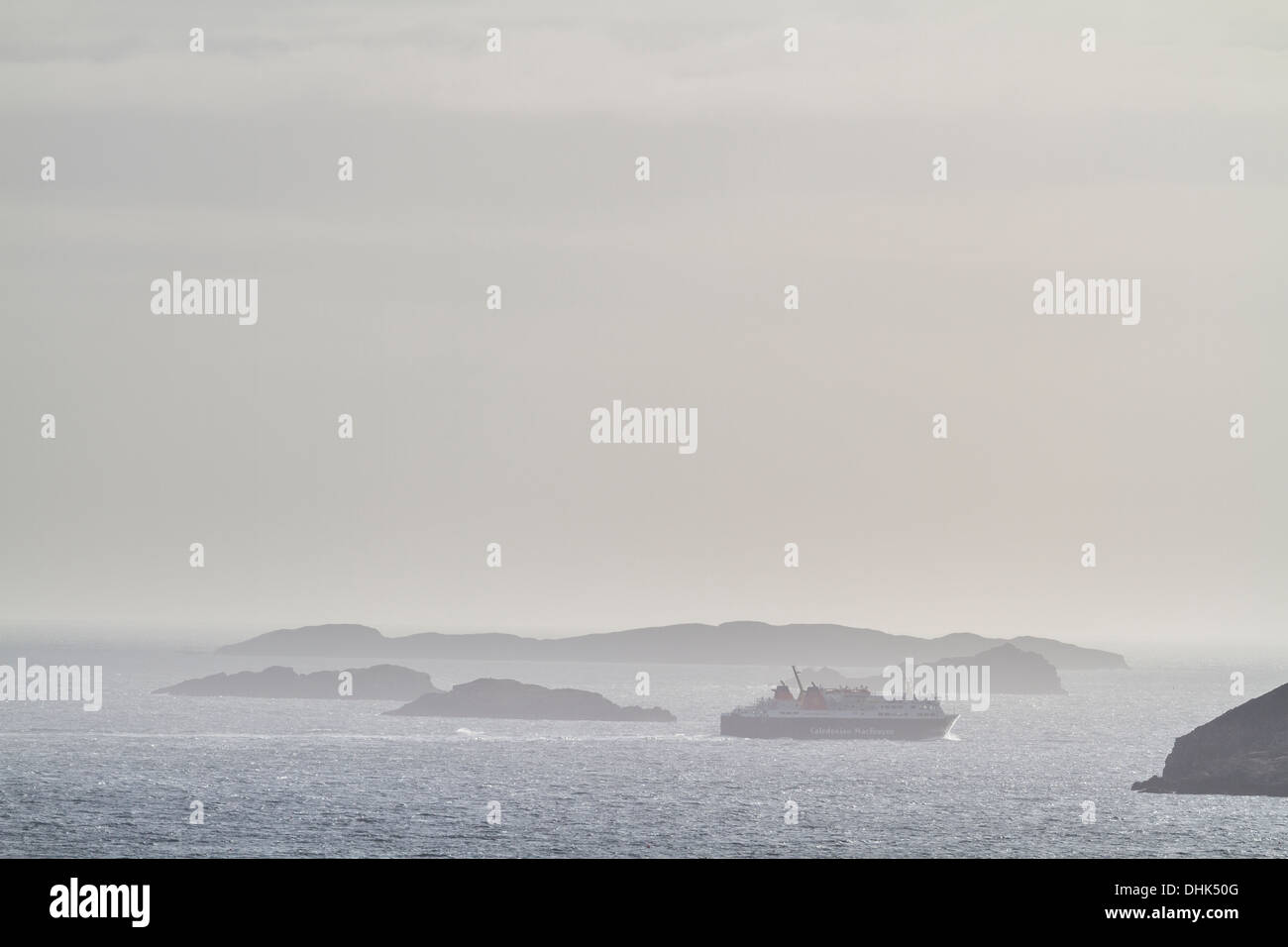 Caledonian MacBrayne (CalMac) traghetto barca a vela tra le isole di estate sul suo modo di Lewis. Foto Stock