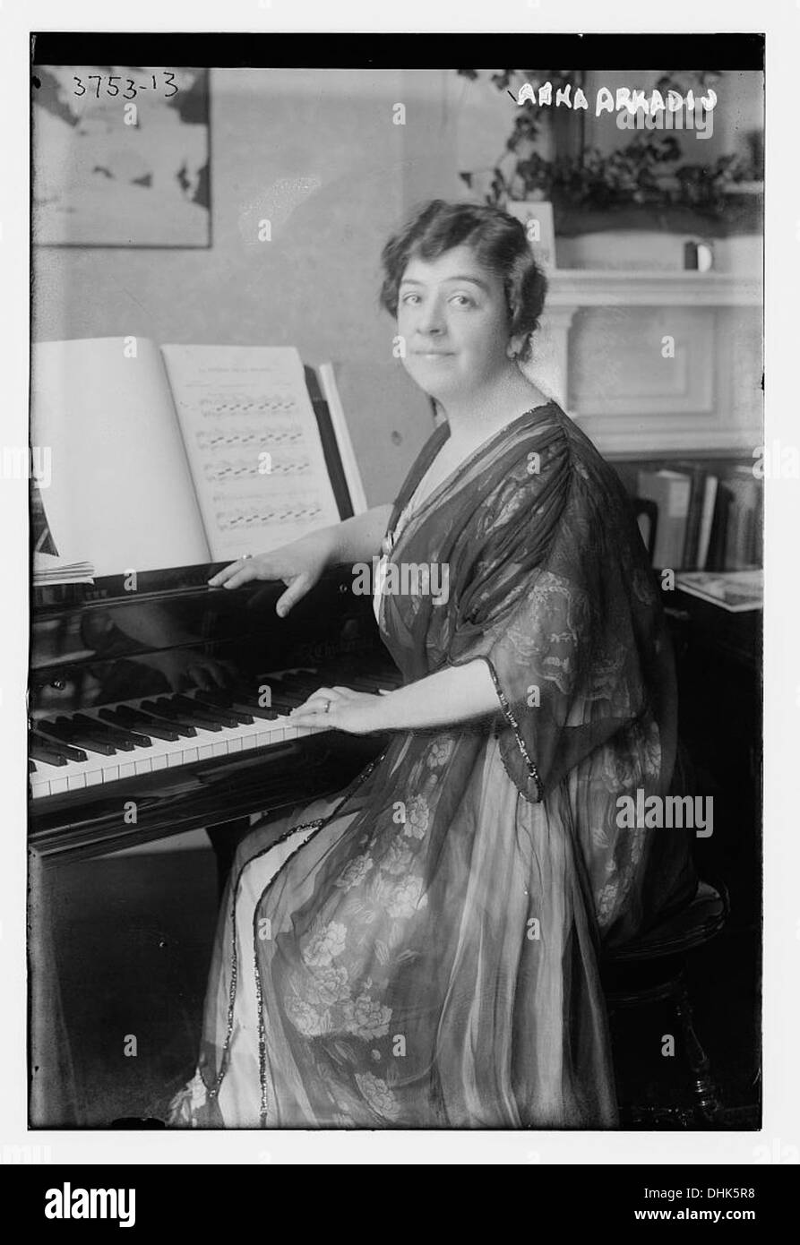 Questa fotografia della Biblioteca del Congresso raffigura una donna, forse di nome Anna Arkadio, seduta al pianoforte, impegnata in musica, che mostra un momento di svago o di espressione artistica. Foto Stock